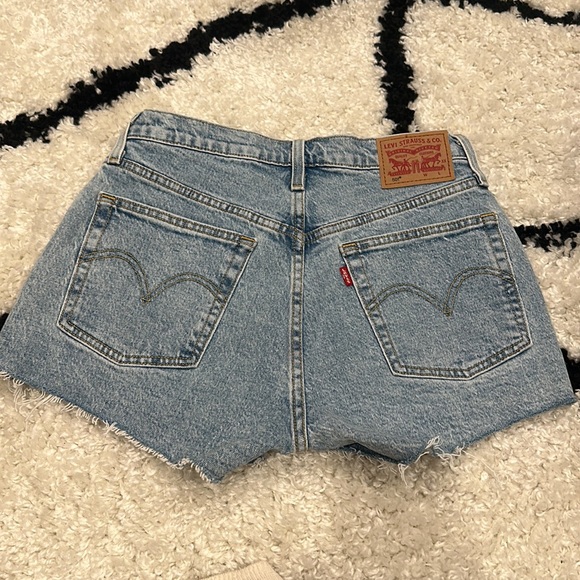 Levi denim jean cutoffs size 26 (2-4) - Picture 2 of 5